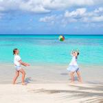 4E's Novelty Mini Beach Balls Bulk 100 Pack, Summer Party Favors for Kids, Inflatable Pool Toys, Hawaiian Party Decorations or Pool Party Goodie Bag Fillers by 4E's Novelty