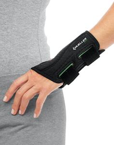 Mueller Green Fitted Wrist Brace, Black, Left Hand, Small/Medium (5-8) by Mueller