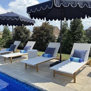 PURPLE LEAF Extra Wide Patio Chaise Lounge Set of 2 Outdoor Lounger French PE Rattan Lounge Chair with Reclining Adjustable Backrest for Pool Garden Beach and Backyard White and Grey