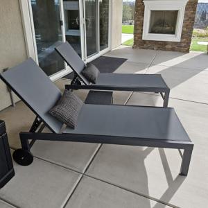 PURPLE LEAF Outdoor Chaise Lounge with Wheels for Outside 2 Pieces Aluminum Patio Lounge Chair with 5 Adjustable Position Recliner for Patio, Beach, Yard, Pool, Side Table Included, Grey