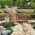 Giantex 5 FT Wooden Garden Bridge, Stained Wood Arc Footbridge with Railings, 400 lbs Capacity, Decorative Pond Bridge for Outdoor Garden Yard Backyard Creek Farm (Brown)