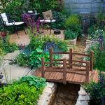 Giantex 5 FT Wooden Garden Bridge, Stained Wood Arc Footbridge with Railings, 400 lbs Capacity, Decorative Pond Bridge for Outdoor Garden Yard Backyard Creek Farm (Brown)