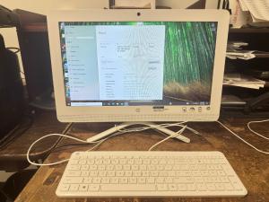 HP 20-c020 All-in-One 20" AMD E2 Processor Windows 10 with Mouse & Keyboard