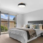 ONESMING Dimmable LED Ceiling Light Fixture, 2700K-6000K 5CCT Modern Mid-Century Semi Flush Mount Ceiling Light, Black Close to Ceiling Lamp for Kitchen, Laundry Room, Bedroom, Hallway, 11.8in