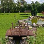 VINGLI 5 ft Wooden Garden Bridge with Rails