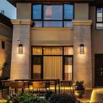 Yisuro Dusk to Dawn Porch Lights, Modern Black Wall Sconce with Crystal Bubble LED, Outdoor Lighting Fixture, 1 Pack