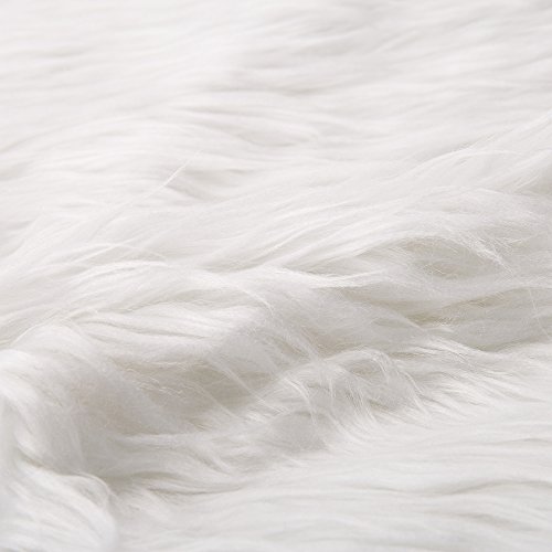everso Faux Fur Christmas Tree Skirt with Round Trim Snow White Christmas Decorations Xmas Holiday Tree Skirts (90CM)