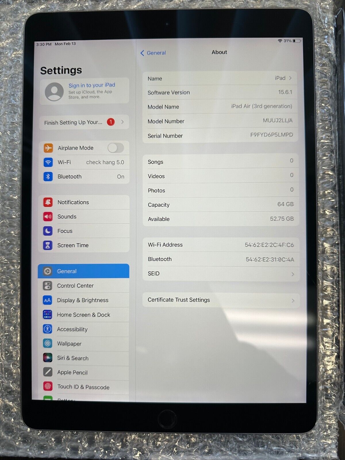 Apple iPad Air 3rd Gen, 64GB, Wi-Fi Bundle