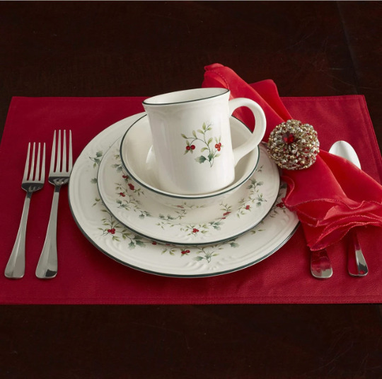 Pfaltzgraff® Winterberry 16-Piece Dinnerware Set, Service for 4