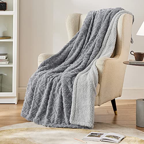 Bedsure Sherpa Fleece Throw Blanket - Fluffy Fuzzy Soft Warm Jacquard Coral Fleece Blanket for Sofa, Bed and Couch, Single, Grey, 130x150 cm