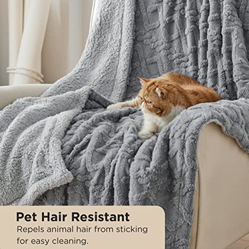 Bedsure Sherpa Fleece Throw Blanket - Fluffy Fuzzy Soft Warm Jacquard Coral Fleece Blanket for Sofa, Bed and Couch, Single, Grey, 130x150 cm