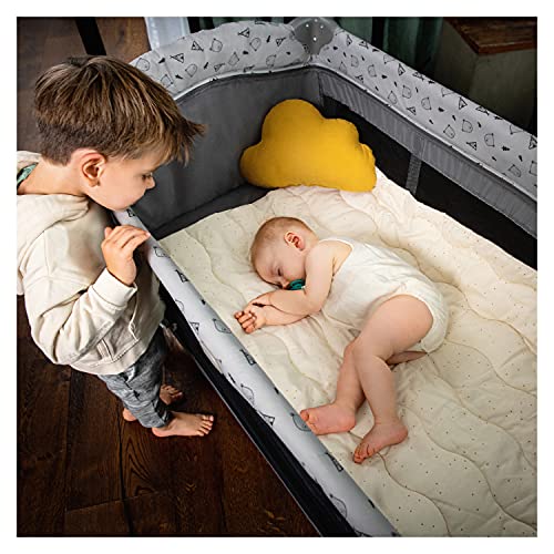 Hauck Travel Cot with Changing Mat & Travel Bag