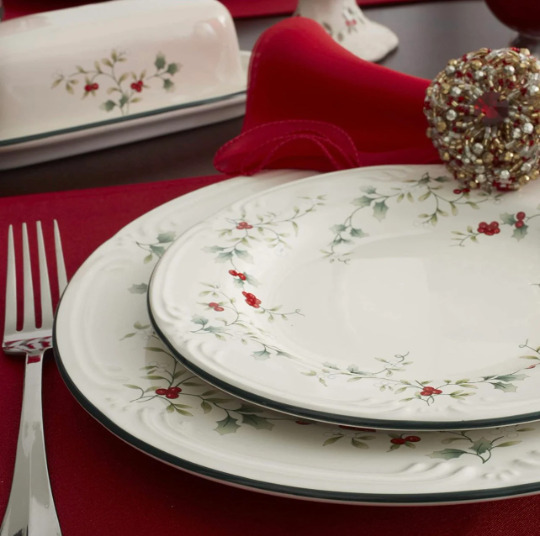 Pfaltzgraff® Winterberry 16-Piece Dinnerware Set, Service for 4
