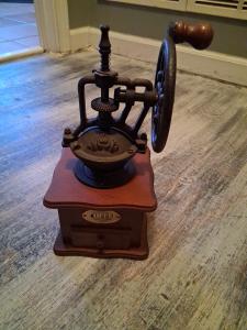 Wooden Hand Crank Vintage Coffee Bean Grinder