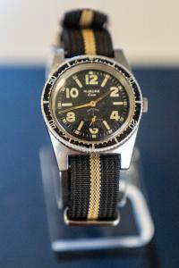 Aurore Luxe, vintage French skin diver watch. Keeps time. 37mm width.