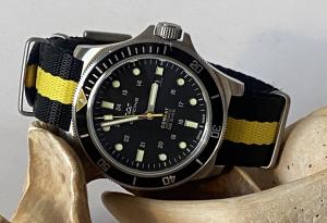 Glycine Combat Sub GL0258 30ATM 25J Automatic Black / Yellow Satin Strap Watch