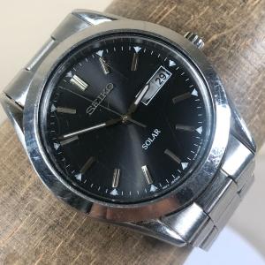 Seiko Men V1580AB0 Fashion Day Date Silver Tone Solar Analog 37mm Watch  G2U