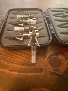 5-Pack Broadheads with Carry Case