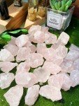 DUQGUHO 1 Lbs Rose Quartz Crystals Bulk Raw Crystals Natural Rough Stones Rocks Raw Gemstone Crystals Wholesale for Witchcraft Lapidary Tumbling Cabbing Fountain Reiki Energy Balancing 1’’