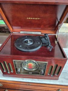 Crosley Vintage-AM FM Radio Vinyl Record Player