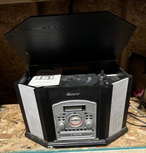 Memorex Vintage Style Turntable with Radio & CD