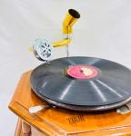Vintage-Style Wooden Gramophone with Gold Horn