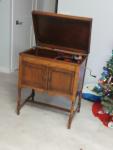 Itonia Hand Crank Oak Gramophone c.1910s