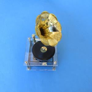 Vintage Style Gramophone with Music Playback