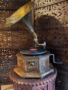 Functional Vintage Gramophone Phonograph HMV Record Player