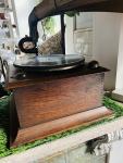 Vintage Wind-Up Gramophone with Gold Horn Soundbox