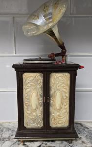 Victrola-Style Gramophone AM/FM Radio Decor