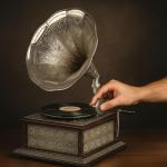 M.A & SONS Vintage Hand-Crank Gramophone Player