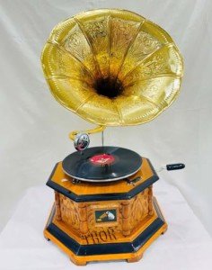 Vintage-Style Replica Gramophone with Floral Details