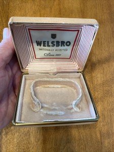 WELSBRO Vintage Ladies Monopusher Wristwatch Box