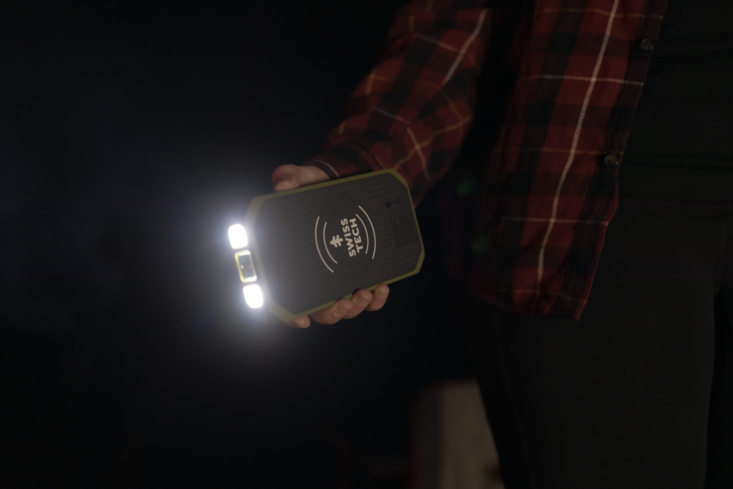 Swiss Tech Wireless Power Bank with Flashlight