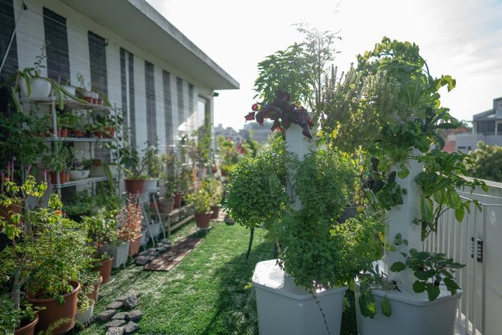 27-Plant Vertical Hydroponic Growing System for Outdoors