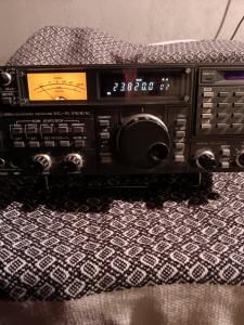 ICOM IC-R7000 HF, VHF, UHF Wide Band Receiver  - Nice - Working good