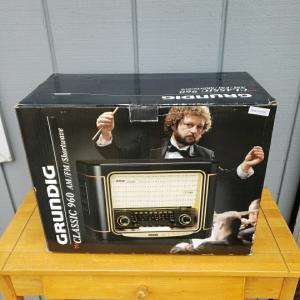 Vintage GRUNDIG New Classic Model 960 AM/FM/Shortwave Radio NEAR MINT