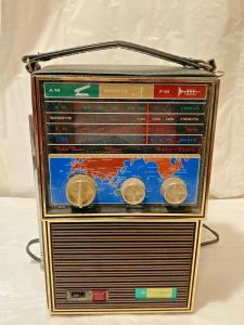 Vtg Portable SoundWave AM/FM Sports Radio Battery Operated World Atlas Front