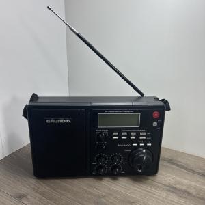 Grundig S450DLX Portable AM / FM/ Shortwave Field Radio Backlight Vintage Read