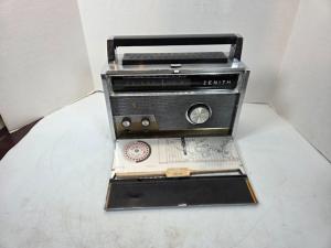 Vintage Zenith Royal 1000 9HT40Z2 transoceanic transistor shortwave radio