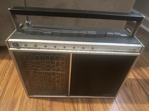 Vintage Panasonic RF-1700 FM-AM 8-Band Short Wave Radio Powers On / Read.