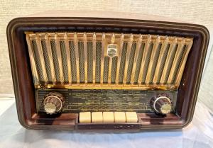 Phillips Vintage German “BD263U” Tube Short Wave Radio. Untested Sold As Is..
