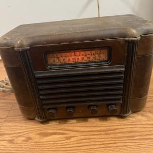 vintage short wave radio windsor tube type model 695.