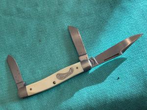 vintage USA Imperial Frontier Pocket Knife Providence RI  3-Blades --- NEAR MINT