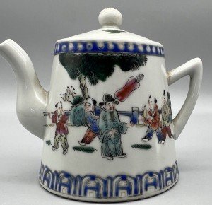 Antique Chinese Porcelain Teapot from Qing Dynasty