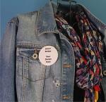 Gift Insanity BABY ON BOARD - PREGNANT WOMAN BLUE HEART - BLUE BACKGROUND - 58mm Large Badge, White