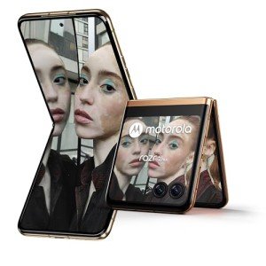 Motorola razr40 Ultra Flip Phone - Peach Fuzz