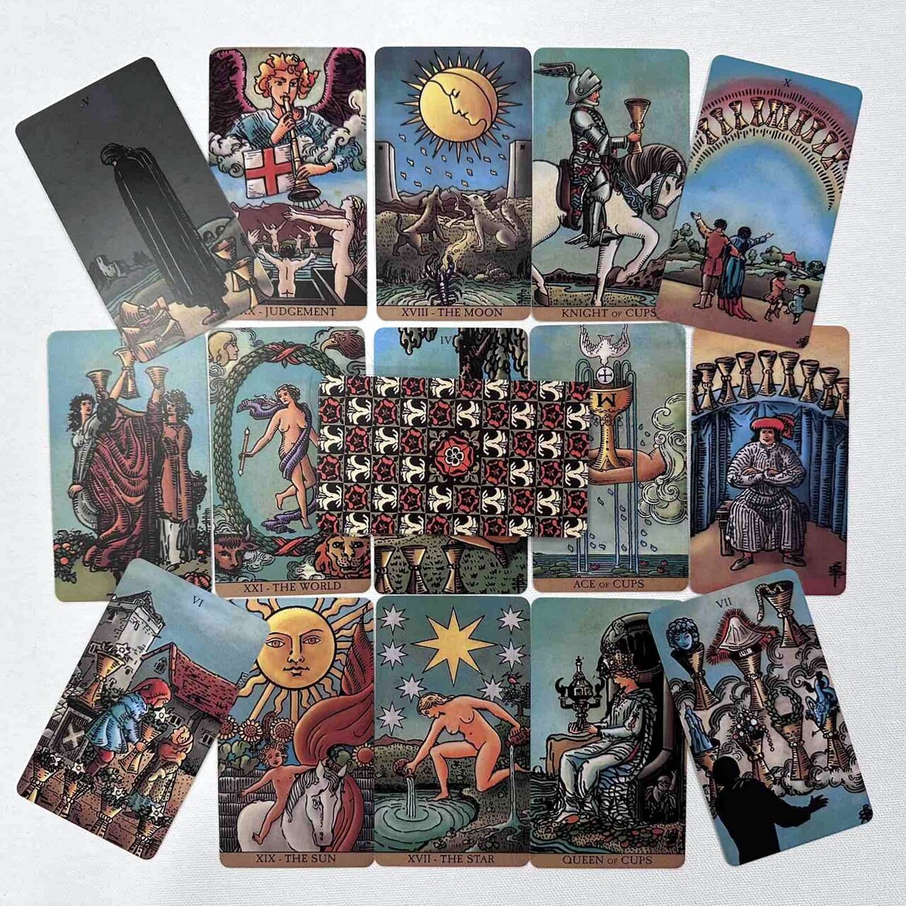 Classic Tarot Deck in Vintage Borderless Design