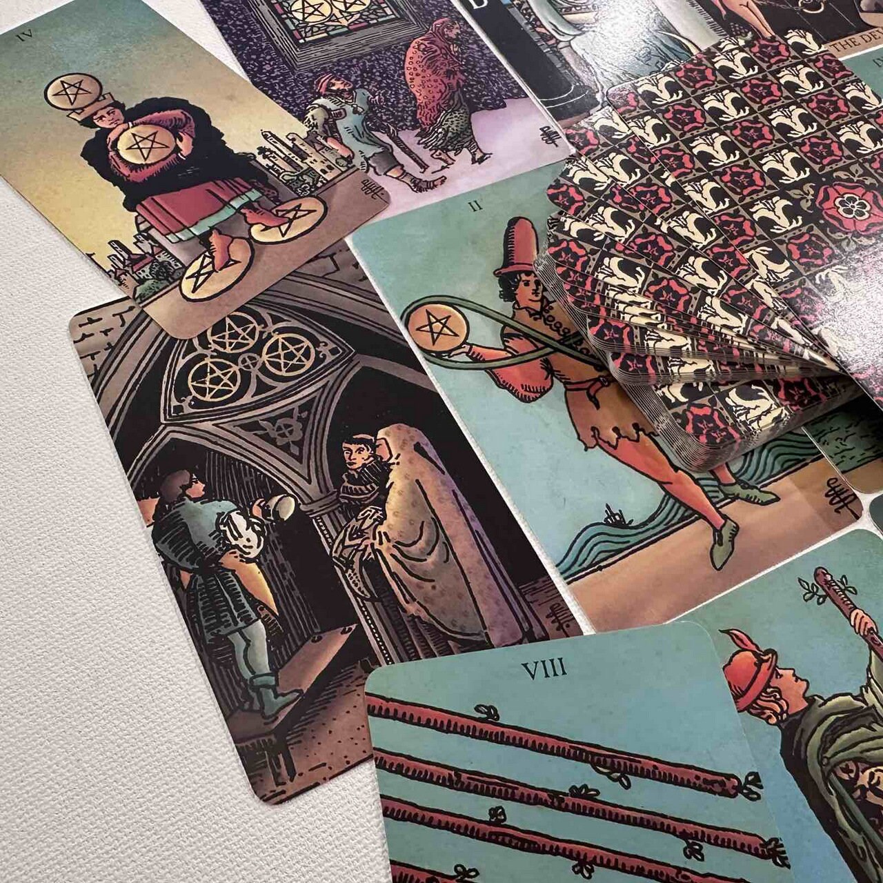 Classic Tarot Deck in Vintage Borderless Design